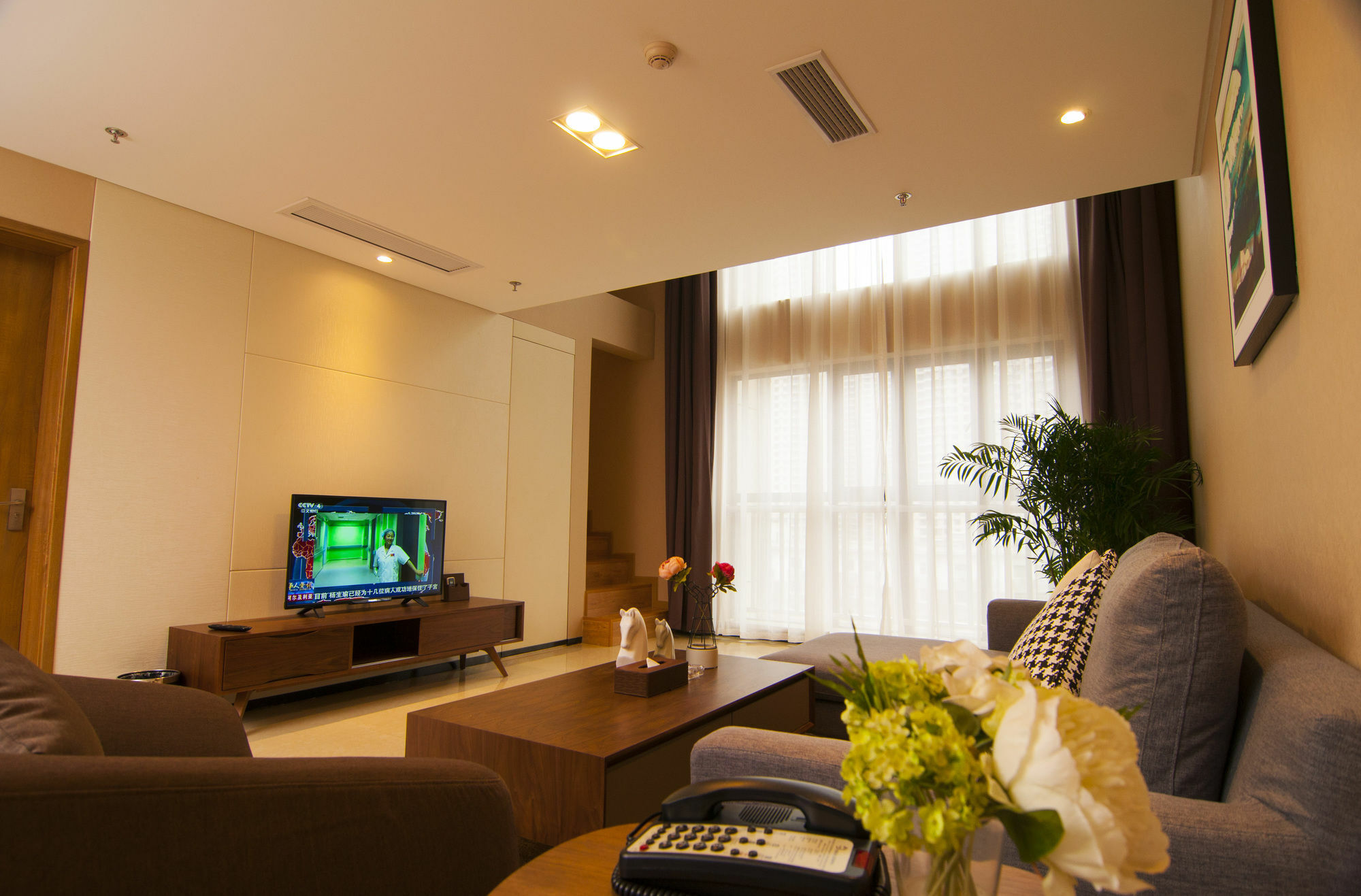 Home Plus Suite Hotel And Apartment Wuhan Buitenkant foto